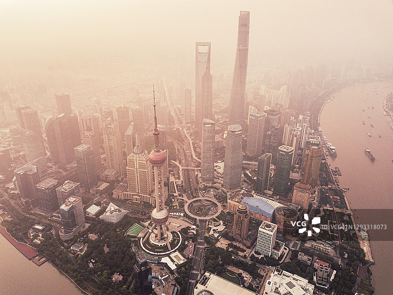 日出时分的上海天际线图片素材