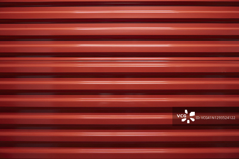 一个红色纹理的门的特写。图片素材