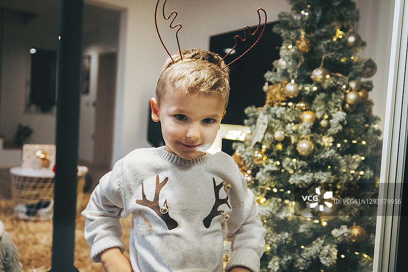 圣诞节穿着驯鹿服装的可爱小男孩图片素材