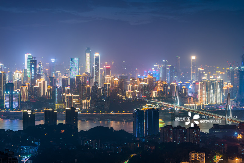 重庆天际线和东水门电缆桥夜景图片素材