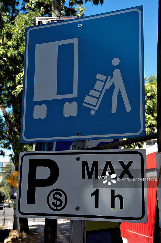 市内街道上的装载区和最多一小时停车区的标志图片素材