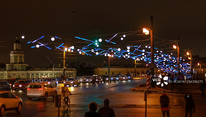 俄罗斯圣彼得堡宫桥上的新年灯光图片素材