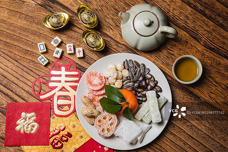 平铺春节传统小吃和红包图片素材