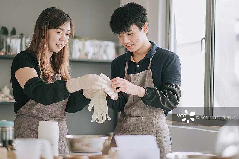 亚洲华人少年向女艺术家学习制作肥皂的过程图片素材