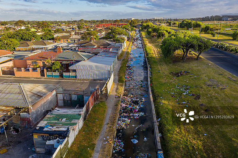 水污染。鸟瞰图，可怕的塑料污染正在污染南非的水道图片素材