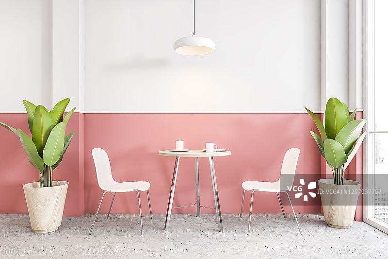 白色和粉红色的咖啡馆，两把椅子和桌子，靠近窗户的植物图片素材