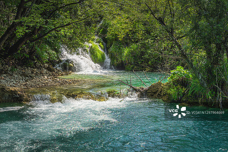 Plitvice湖上有树的小瀑布图片素材