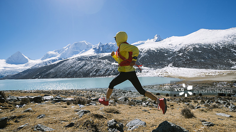 女子越野跑越野跑在高海拔冬季山脉图片素材