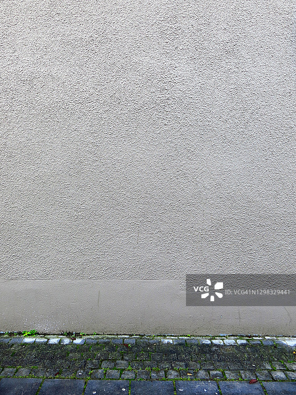 布鲁塞尔的灰色混凝土墙和铺好的人行道图片素材