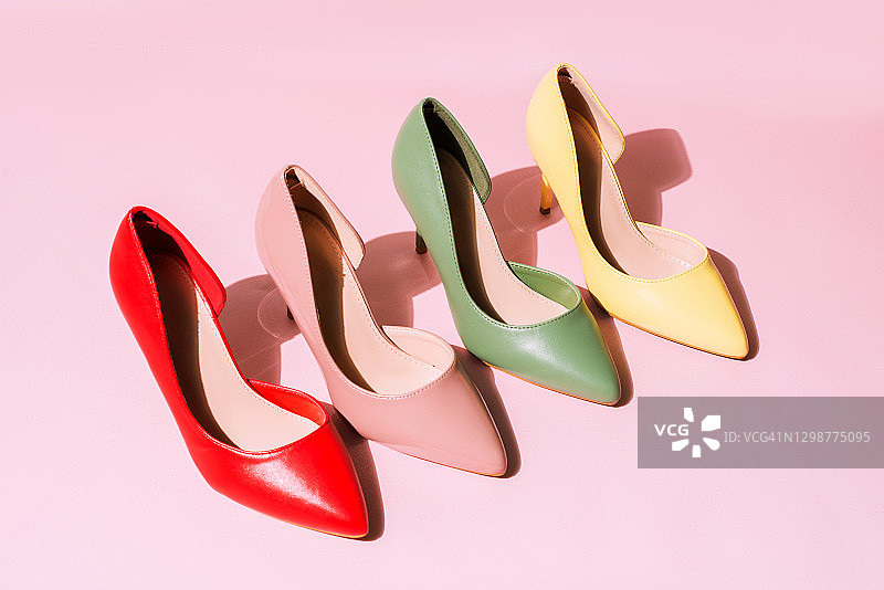 选择的鞋子站在一排乙烯基粉红色的背景图片素材