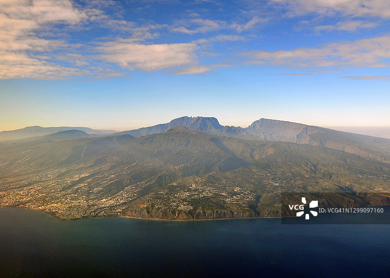 留尼旺岛从空中与Piton des Neiges山，留尼旺岛，印度洋图片素材