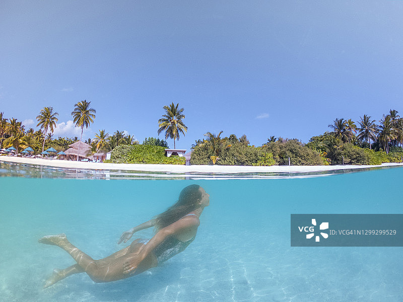 女子潜水在热带海洋，分割屏幕水下拍摄图片素材