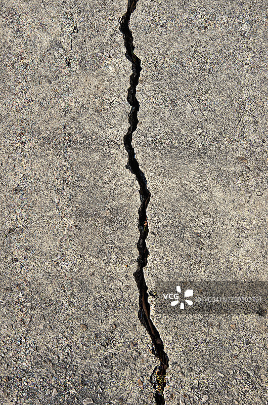 混凝土路面上的锯齿状裂缝图片素材
