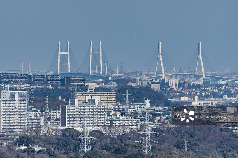 日本横滨市的住宅区和公路桥图片素材