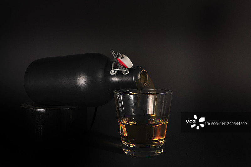 黑酒瓶和一杯威士忌图片素材