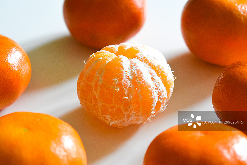 新鲜的有机橘子在白色背景-库存照片图片素材