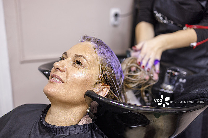 女人在洗完头发后微笑着图片素材