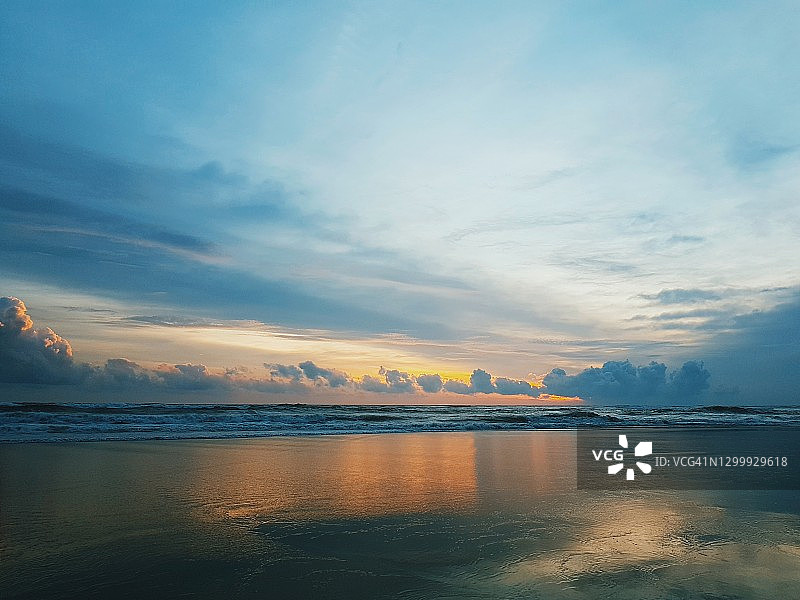 巴厘岛沧古贝拉瓦海滩的风景图片素材