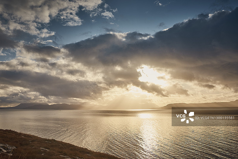 壮观的日落与苏格兰高地俯瞰大海的大云朵图片素材