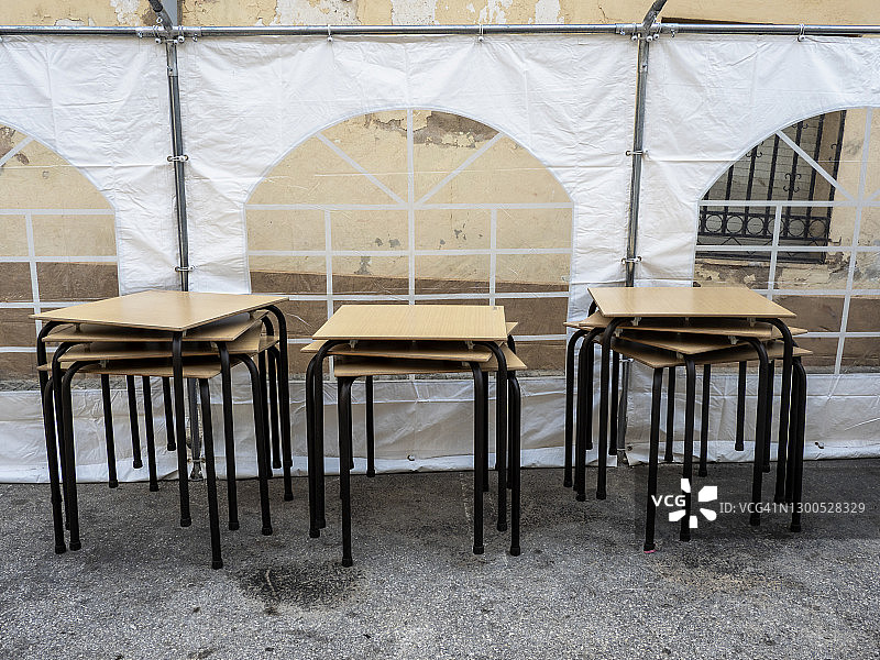 金属桌子和椅子从一个空的酒吧露台在街上的户外。图片素材
