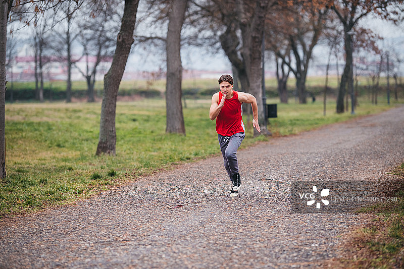 积极健康的跑步者在户外的大自然中慢跑图片素材