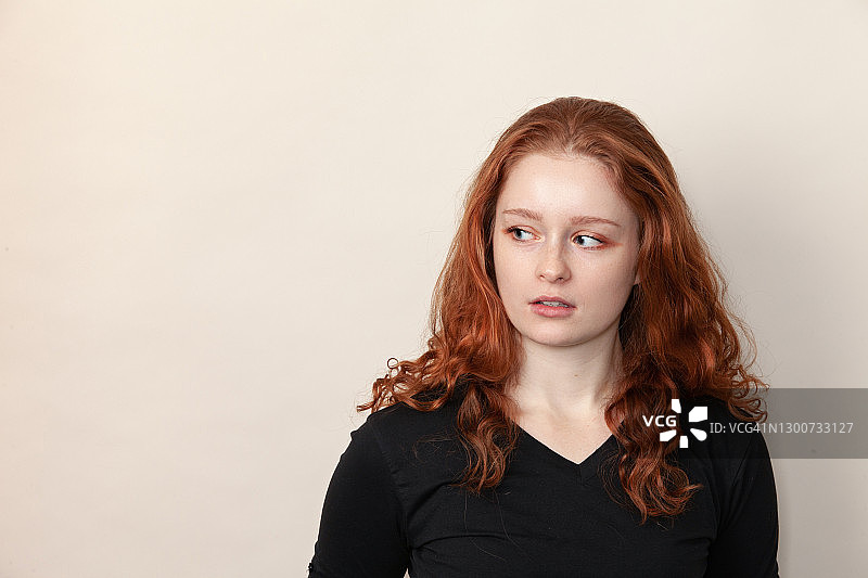 一名18岁红发女子的画室肖像图片素材