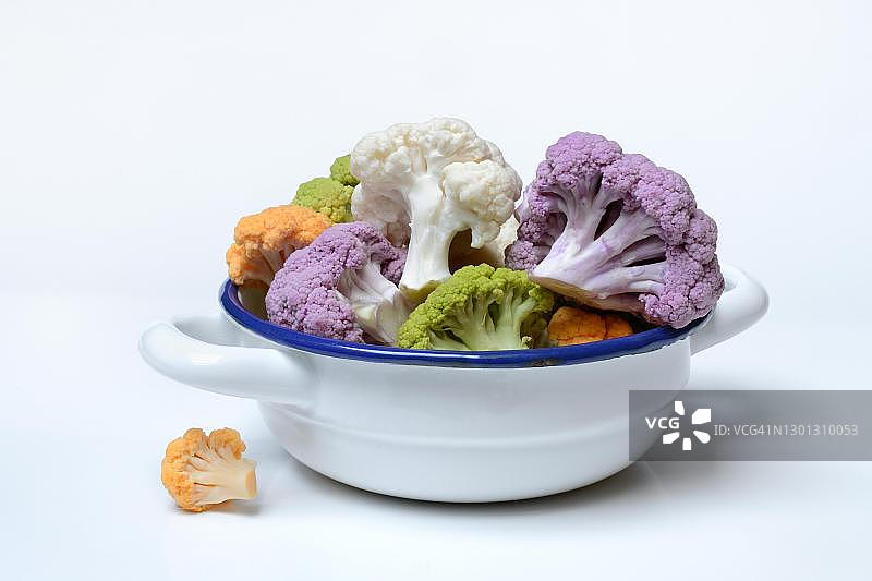 碗里的彩色花椰菜，白色背景，德国图片素材