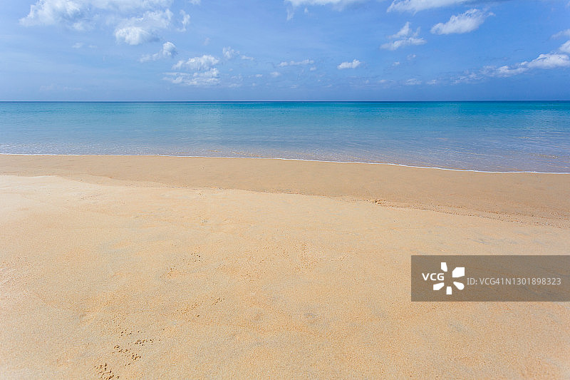 美丽的安达曼海和巴东海滩的白色沙滩。图片素材