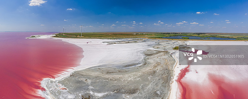 这片咸咸的粉红色湖泊的鸟瞰图。狭长的半岛,乌克兰图片素材