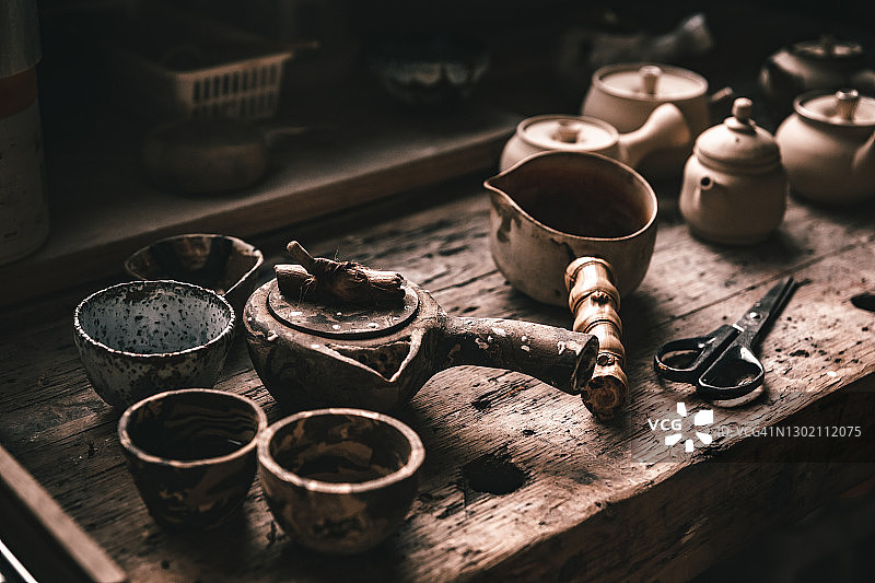 陶艺/陶瓷车间内部。正宗的茶器皿。传统的茶道。乡村风格。图片素材