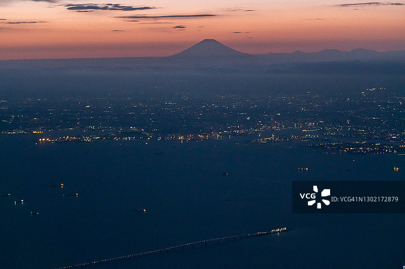 从飞机上俯瞰日本千叶县的富士山和东京湾水线图片素材
