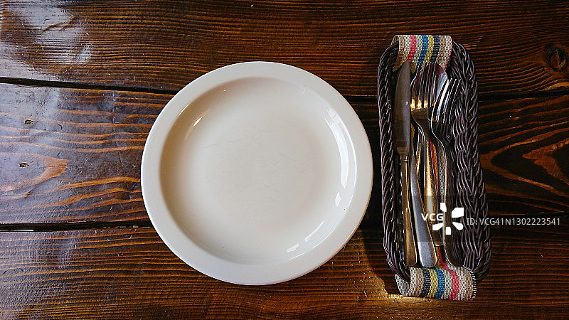 空的白色盘子和餐具在桌子上图片素材