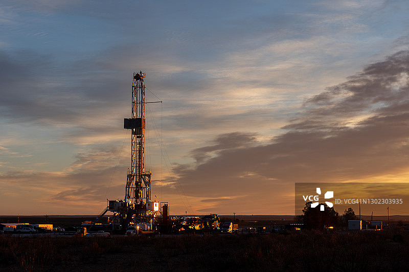 在新墨西哥州日出的石油或天然气钻井平台的无人机视图图片素材