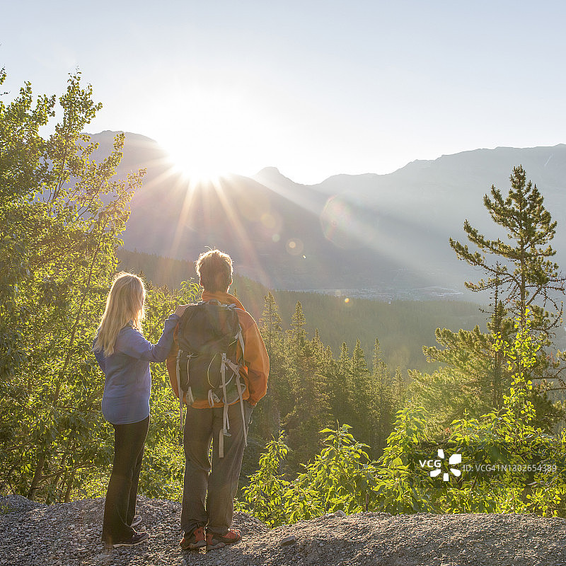 徒步旅行的夫妇在山上看日落图片素材