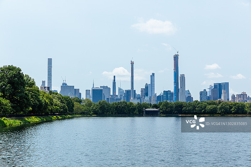 曼哈顿天际线与中央公园和杰奎琳肯尼迪奥纳西斯水库，纽约市，美国图片素材