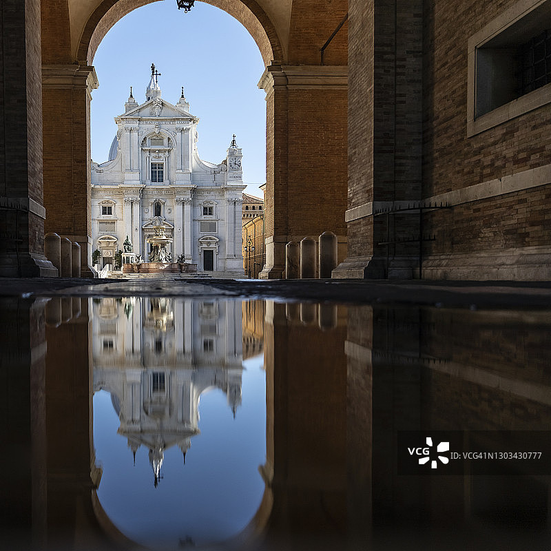 意大利洛雷托镇，圣母广场，映入水中的圣堂大教堂。图片素材