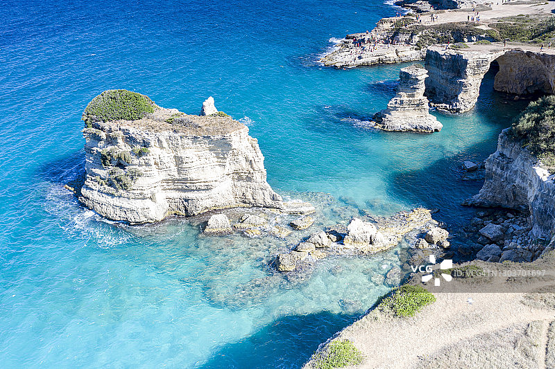 Faraglioni托尔圣安德里亚的绿松石海，阿普利亚图片素材