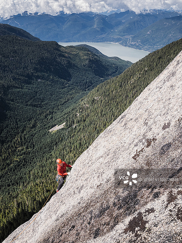 一位攀岩者，在斯阔米什附近的哈布里希山的岩石表面图片素材