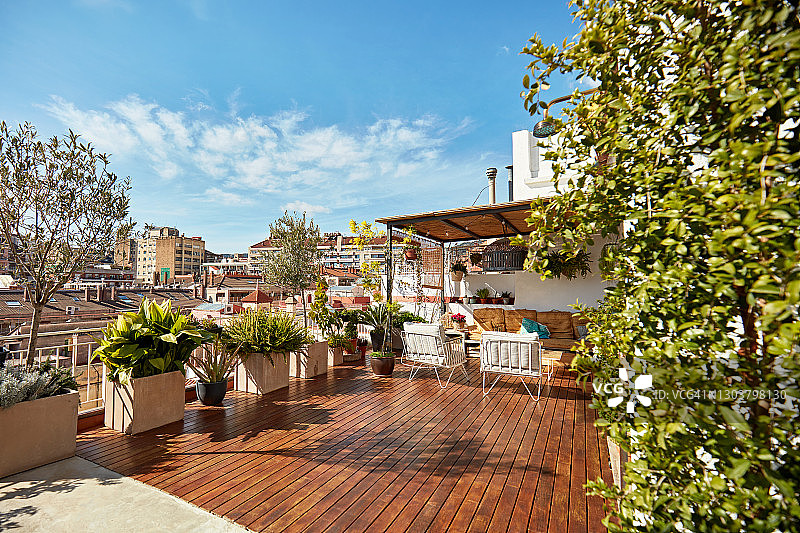 巴塞罗那现代公寓的屋顶甲板图片素材