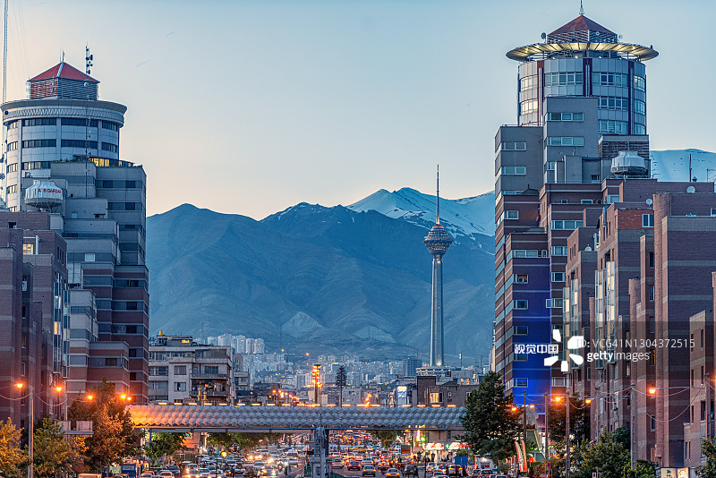 伊朗德黑兰，著名的德黑兰夜景，米拉德塔和阿尔伯兹山的背景，夜景概念图片素材