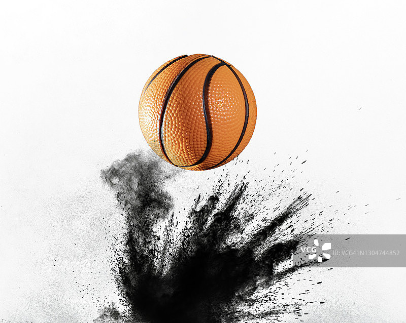 一个篮球在地面上的冲击和反弹，在白色背景上的粉末图片素材