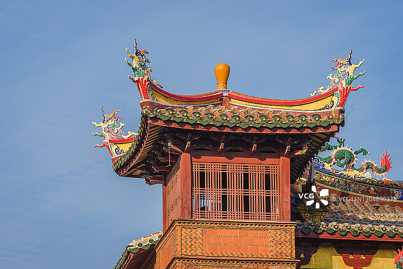 近距离观看建筑，传统的中国寺庙建筑与关羽和岳飞的通怀寺龙像在图门街，中国福建省泉州市图片素材