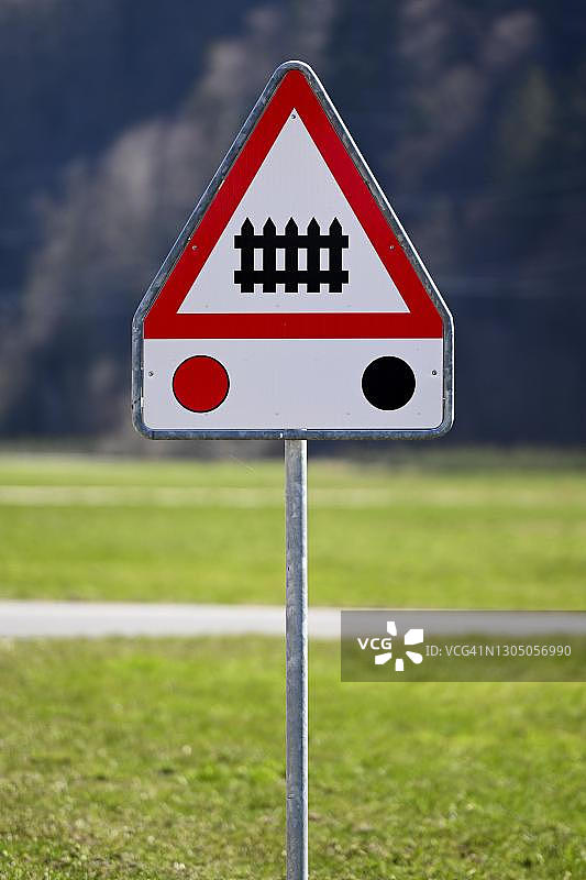 瑞士美林根，带有障碍物和交通灯的交通标志图片素材