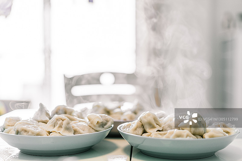 桌子上靠近中国饺子图片素材