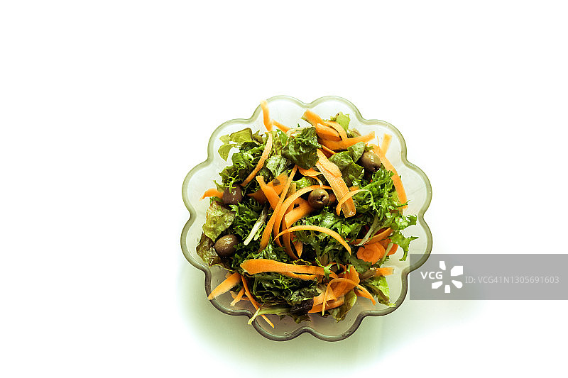 拌生菜，橄榄和胡萝卜碎图片素材
