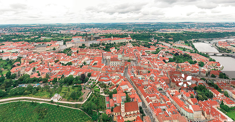 布拉格老城，圣维塔斯大教堂和布拉格城堡建筑群，建筑风格从罗马风格到20世纪哥特式。布拉格，捷克共和国首都图片素材
