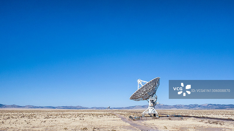 新墨西哥州的巨型射电望远镜阵列是用于射电天文学的巨型射电望远镜，用于研究来自外太空的天体和无线电波图片素材