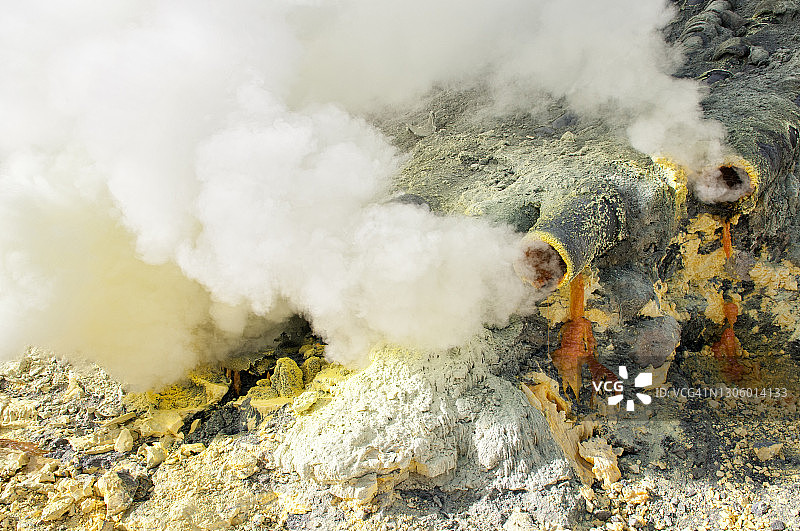 来自印度尼西亚爪哇岛伊真火山的蒸汽管道图片素材