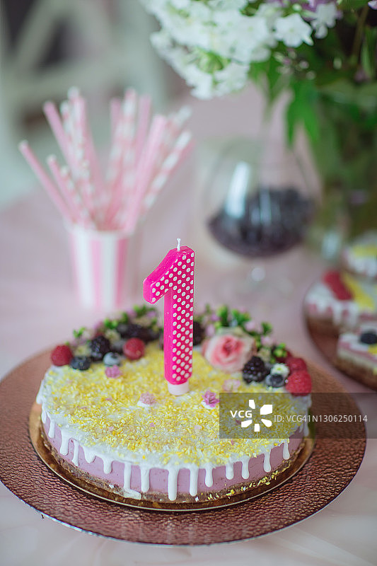 生日蛋糕。1 year-stock照片图片素材