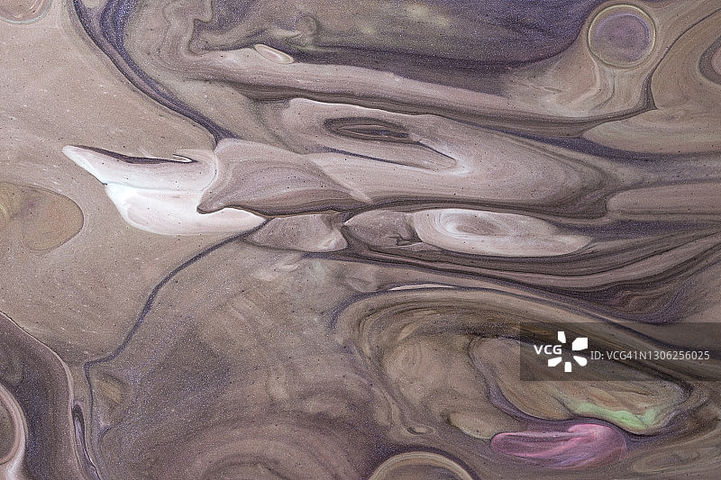 抽象流体艺术背景暗棕色和紫色的颜色。液体的大理石。图片素材